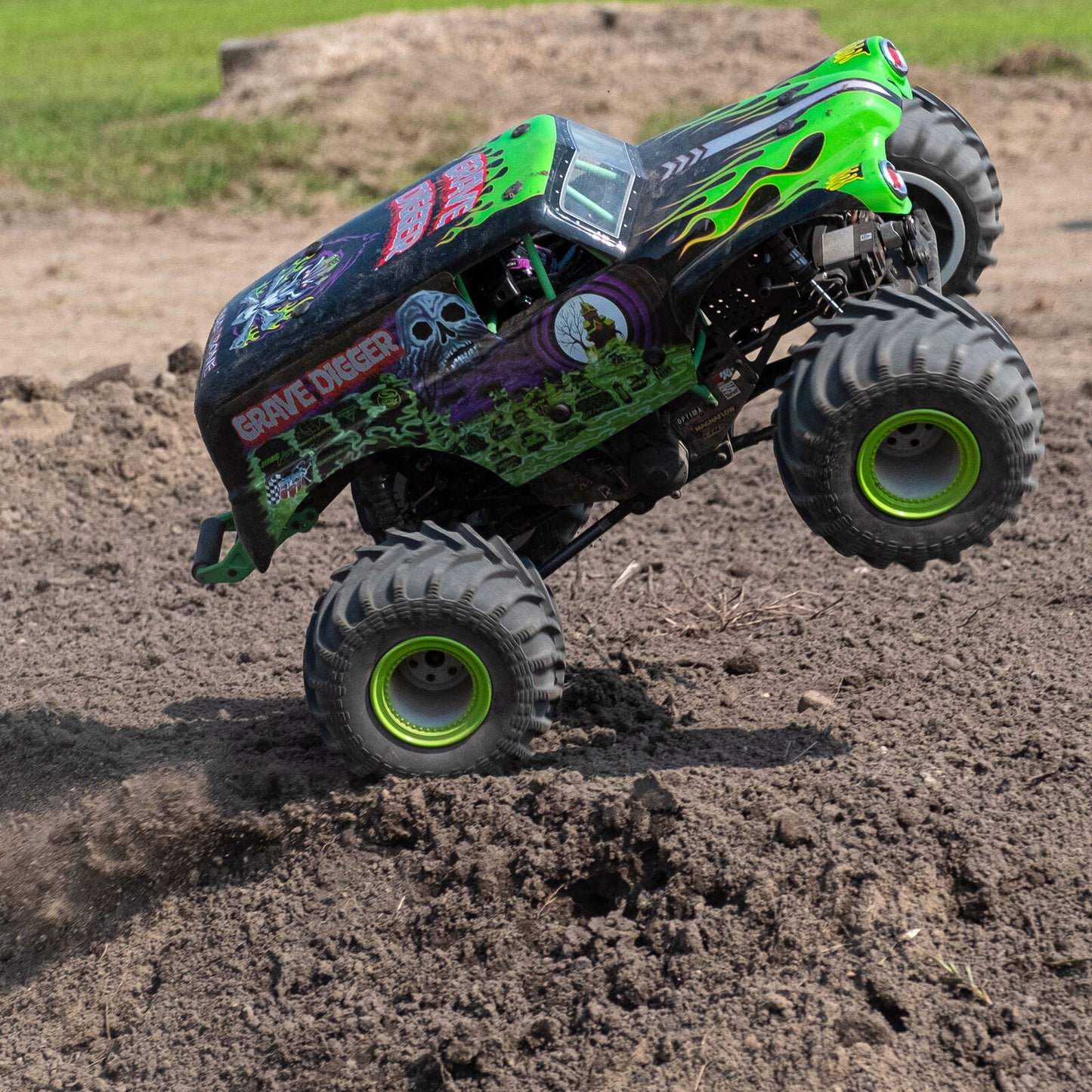 1/10 LMT 4WD Solid Axle Monster Truck RTR, Grave Digger